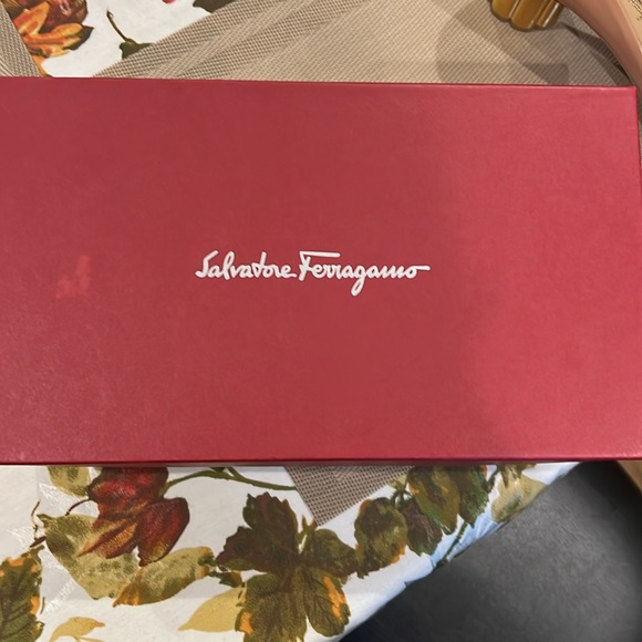 Salvatore Ferragamo Capua 55 round toe gold heel with gold studs on bow - Picture 2 of 10